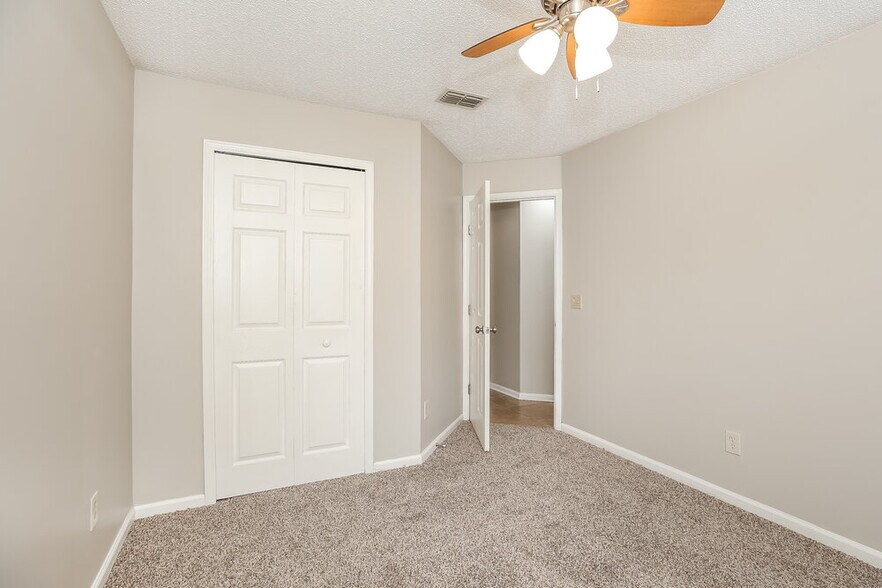 Building Photo - 3379 Deerfield Pointe Dr