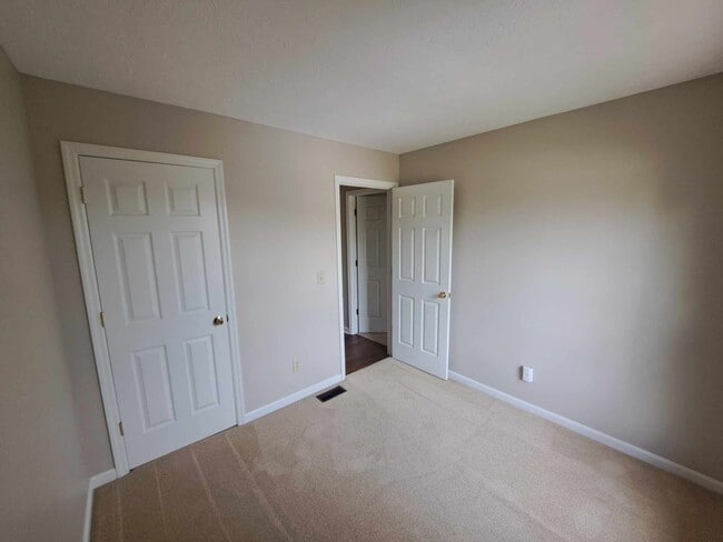 Building Photo - 377 Aaron Dr