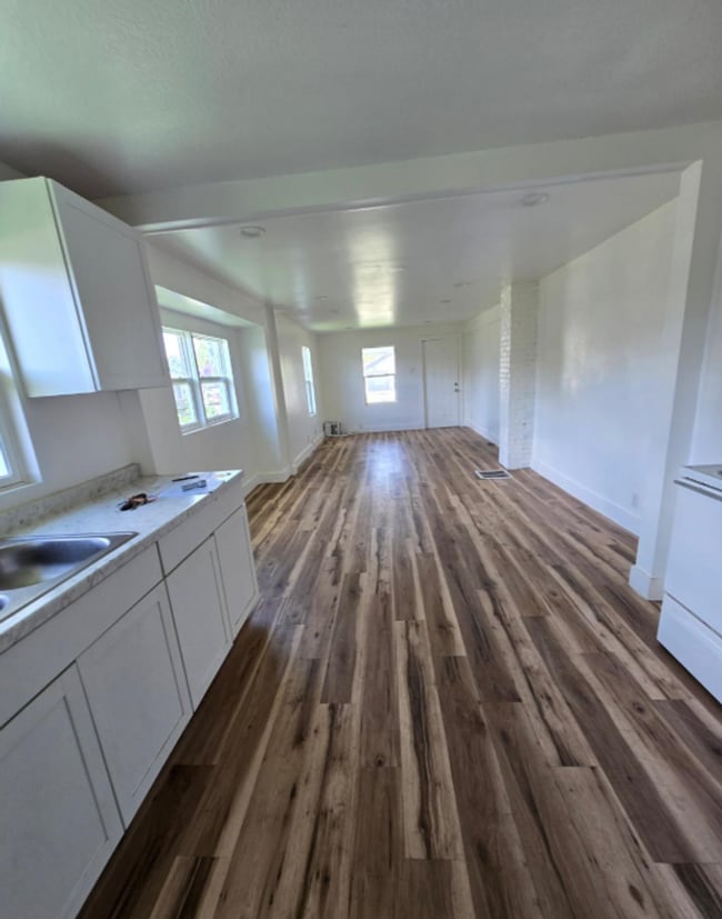 Building Photo - Spacious One Bedroom Duplex located near S...