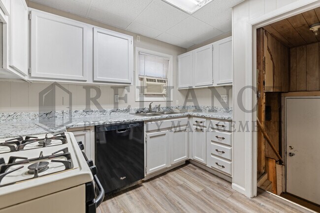 Building Photo - 645 S Poplar St