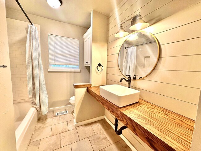 Building Photo - 4 Bed Spacious Midwest city House