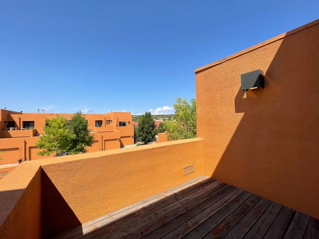 Building Photo - 601 Circulo De Morelia