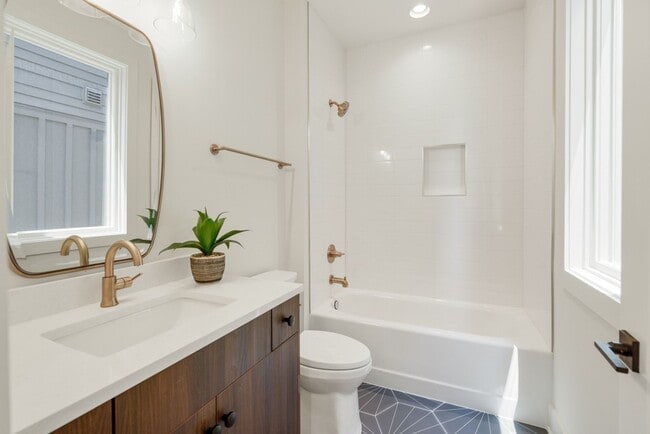 Building Photo - Stunning Salemtown Townhome!