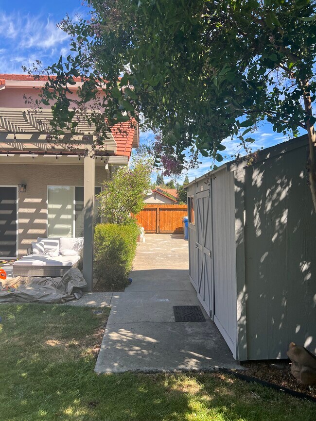 Building Photo - 102 Atfield Way