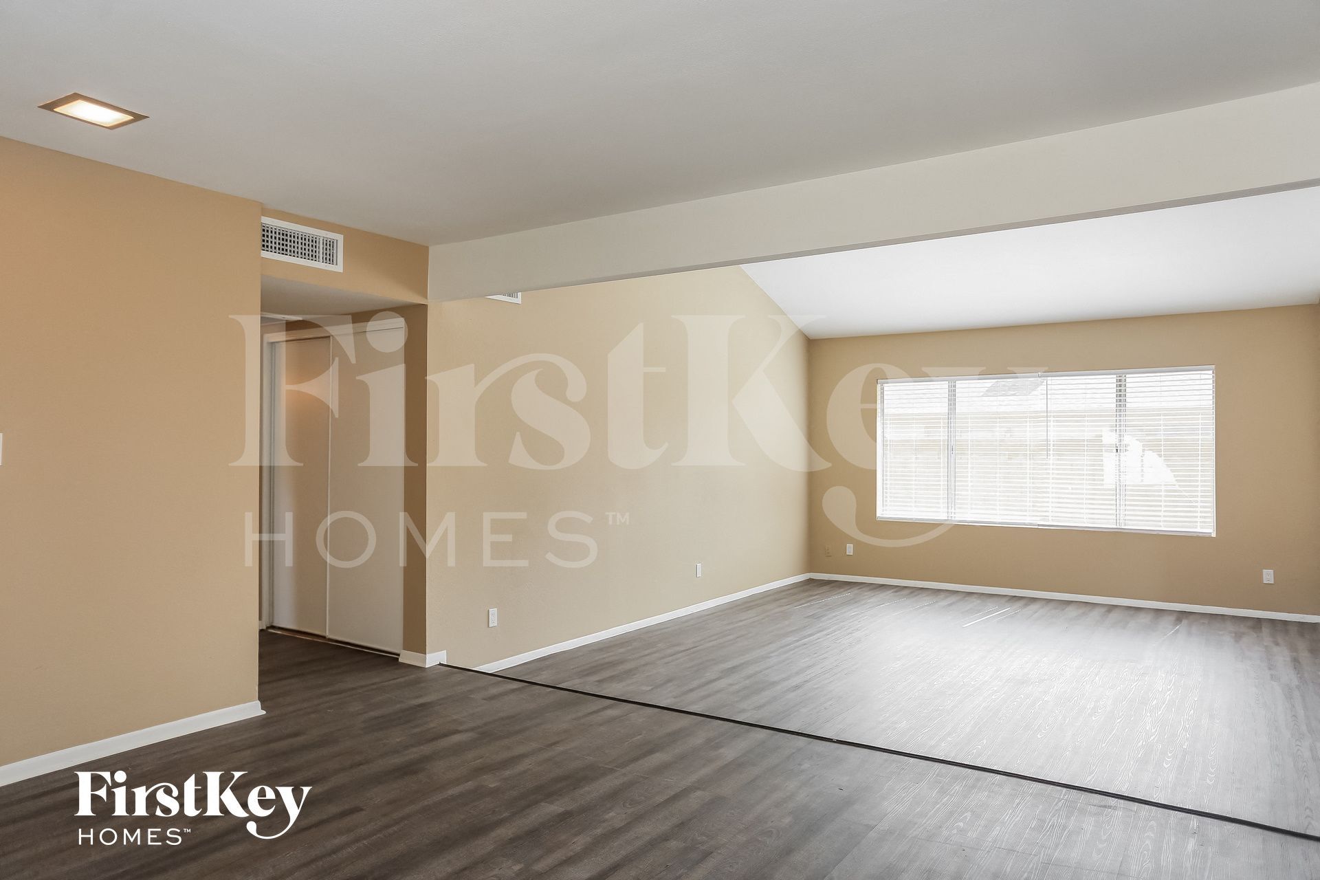 Building Photo - 5015 W Mercer Ln