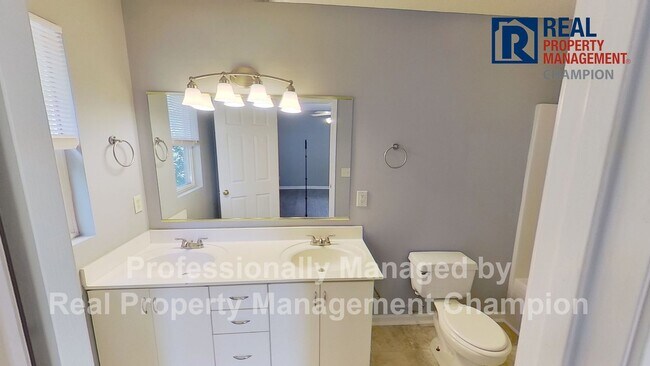 Building Photo - 3 BD/2 BA Upper Unit Condo in Hawthorne Park