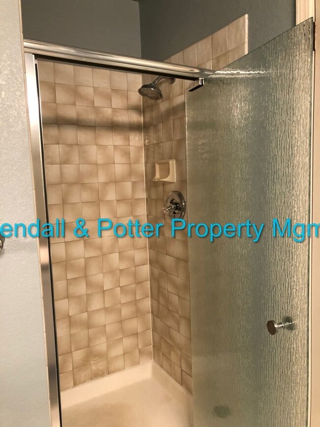 Building Photo - Spacious 3 bed/2.5 bath End Unit Townhome ...