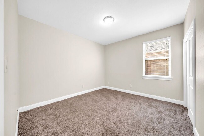 Building Photo - Welcome to this well-kept, single-story gem located in the Villas of Mia Lago!