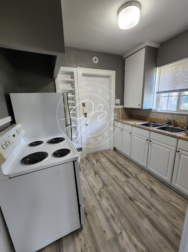 Building Photo - Charming Upper Duplex ready for you to cal...