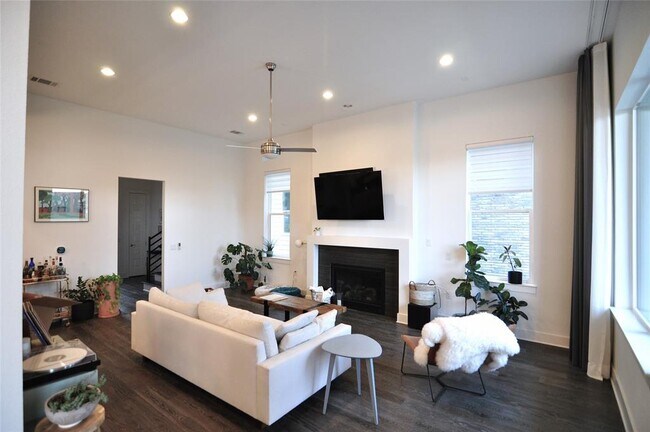 Building Photo - 6117 Seville Dr