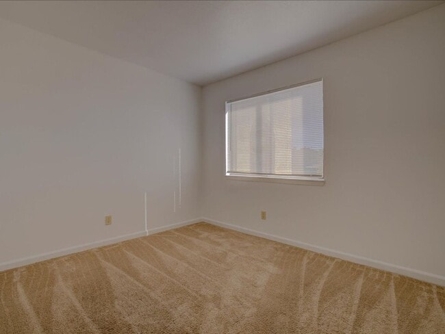 Building Photo - 2 Bedroom, 2 Bath