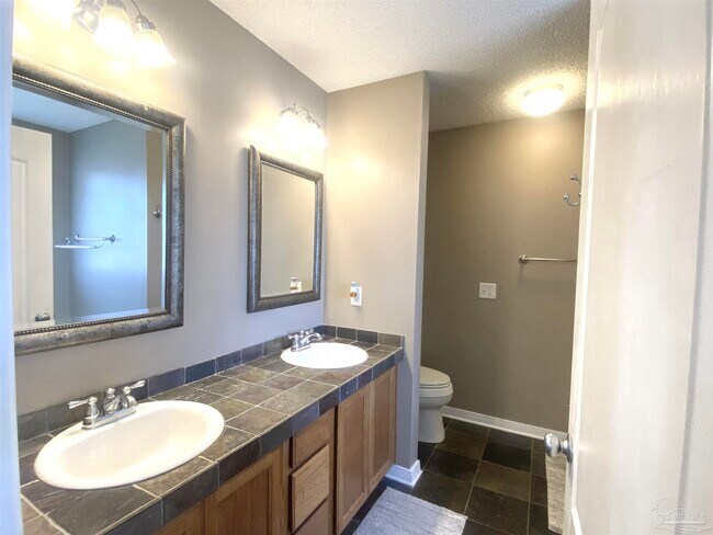 Building Photo - 6425 Sarasota St