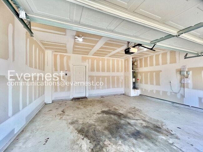 Building Photo - 5 Bed/3 Bath Home with Fenced Yard & Garage / Pet-Friendly / Available Now!