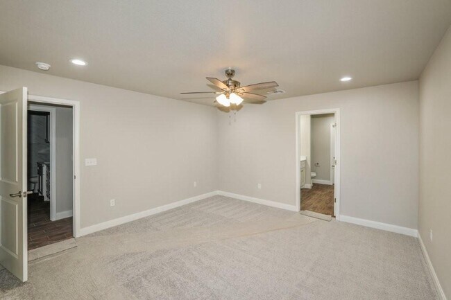Building Photo - 7617 Woodford Ave