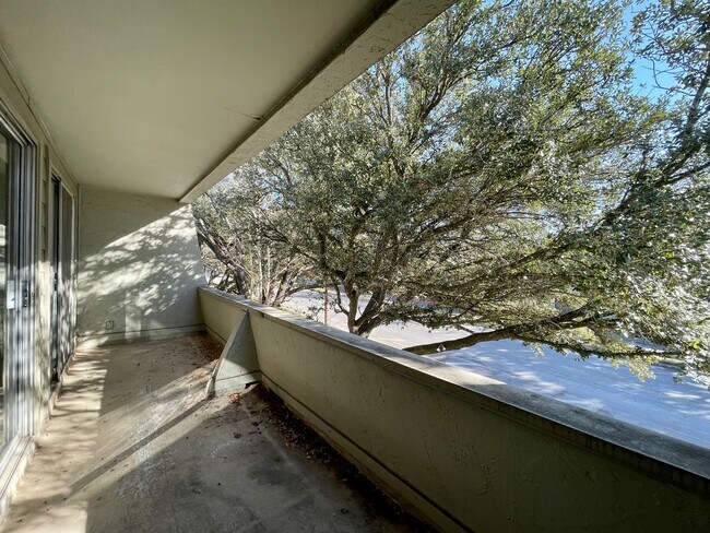 Building Photo - 3103 Eisenhauer Rd