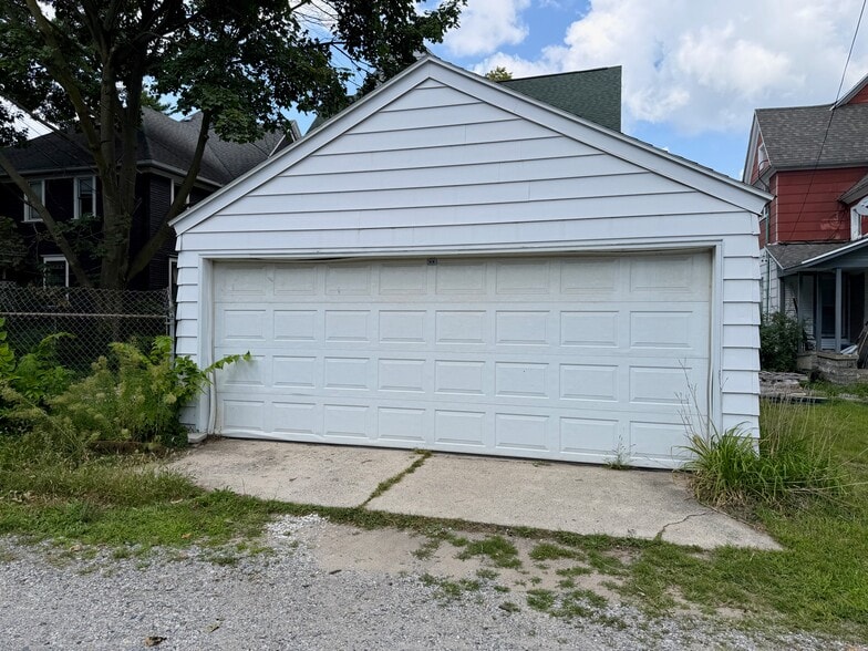 Garage - 610 Parkwood St NE