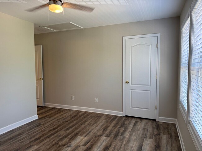 Building Photo - Two Bedroom Townhouse in Sherrills Ford wi...