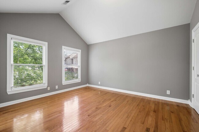 Building Photo - 415 Van Buren St