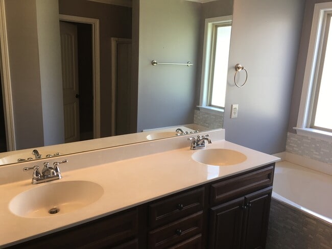 Building Photo - For Rent