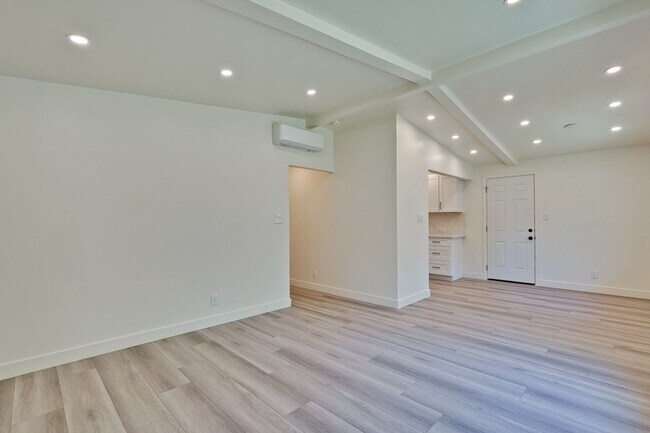 Building Photo - Charming updated 3 bedroom, 1 bathroom hom...
