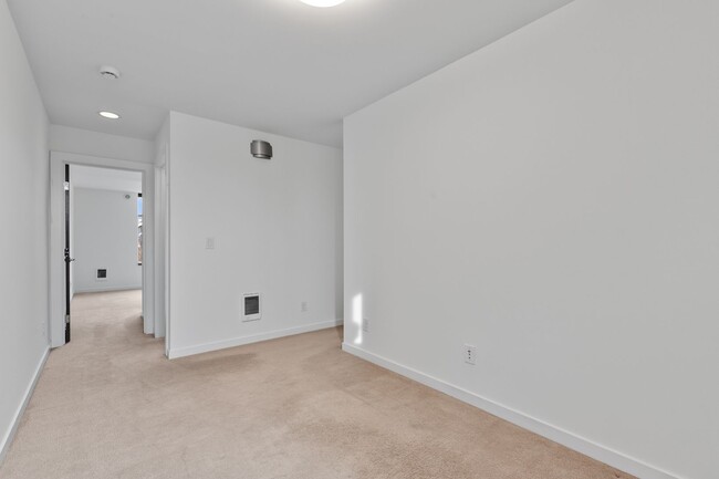 Building Photo - 2Bd/1.75Ba Seattle Townhouse