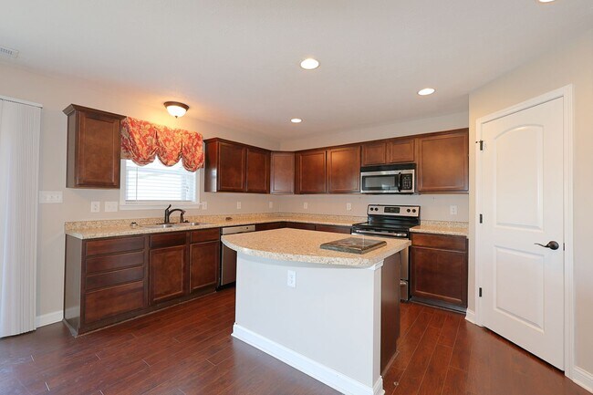 Building Photo - Beautiful 3 Bedroom House in Quiet Auburn ...