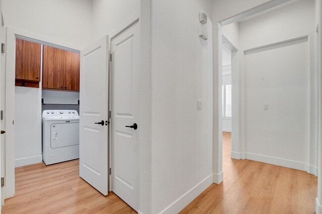 Building Photo - Popular Seven Hills Area, 1-Story, Complet...