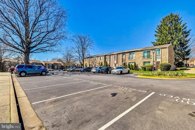 Building Photo - 906 West Side Dr