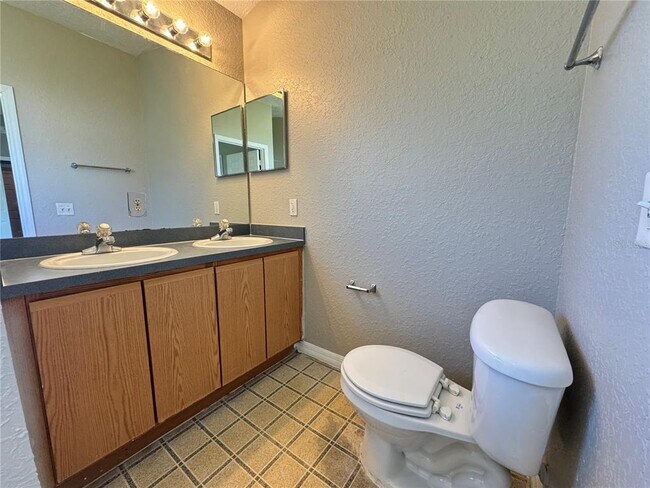 Building Photo - 725 Pelican Ct