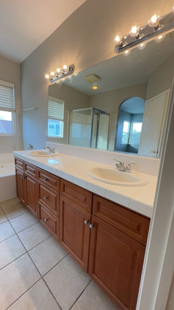 Building Photo - 714 W Riviera Ln