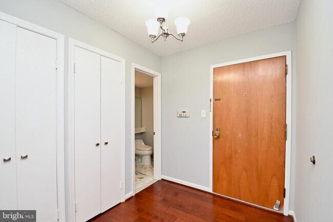 Building Photo - 1101 S Arlington Ridge Rd