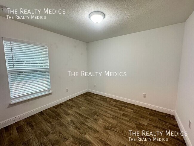 Building Photo - 708 Bon Air St