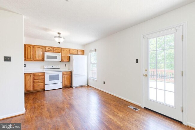 Building Photo - 6 Sandview Ct
