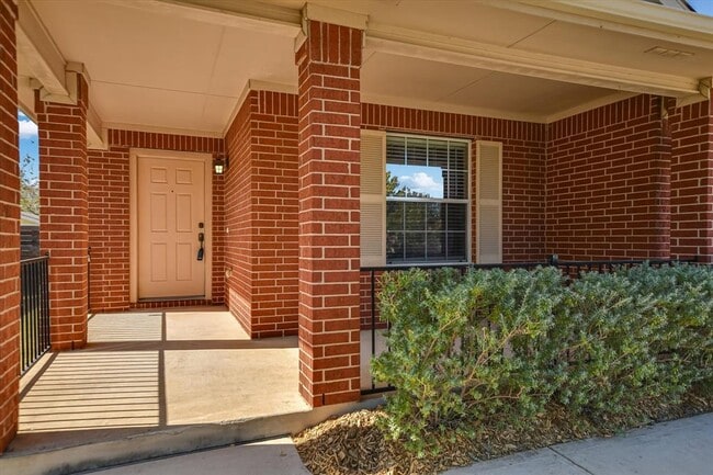 Building Photo - 537 MacKenzie Way