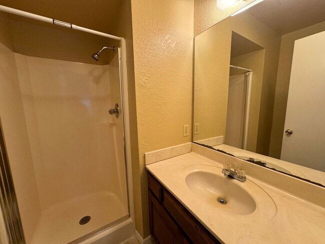 Building Photo - Gorgeous 3 Bedroom 2 bathroom duplex In Br...