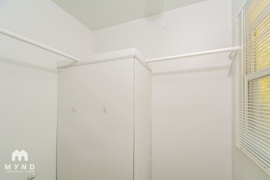 Building Photo - 2301 Charles St