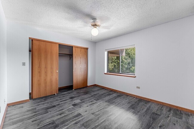 Building Photo - 884 N Prairie Ave