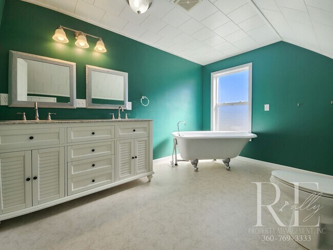 Building Photo - Charming Farmhouse in Town — Hobby Ready &...