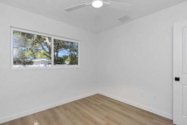 Building Photo - 2710 Boca Ciega Dr N