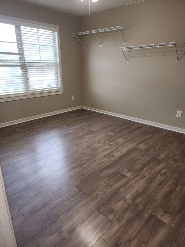 Building Photo - LOVELY TWO STORY W/ 5 BEDS, 3 FULL BATHS. ...