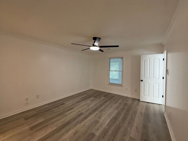 Building Photo - 425 Autumnwood Dr SW
