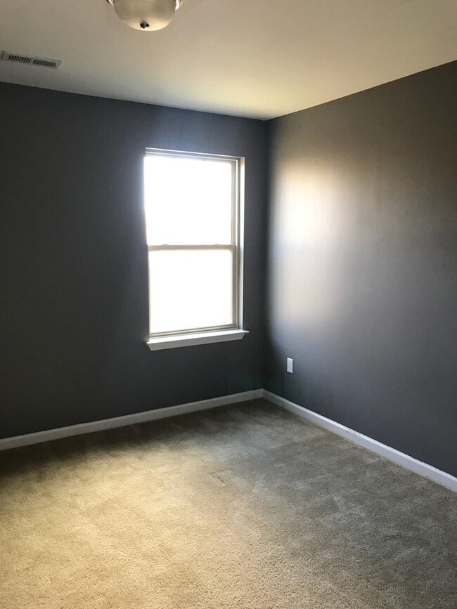 Building Photo - 4 bedroom, 2.5 bath centrally located in T...