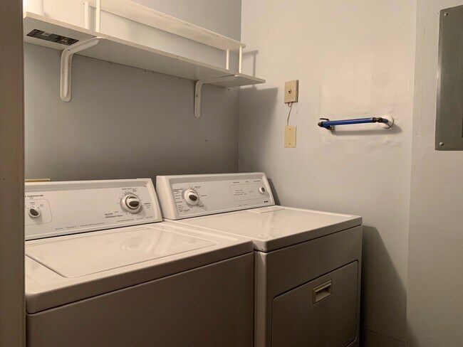 Building Photo - 1 Bed | 1 Bath Condo Near Glenwood - Water...