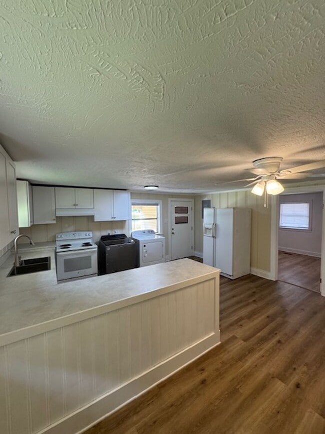 Building Photo - 301 Woodview Dr