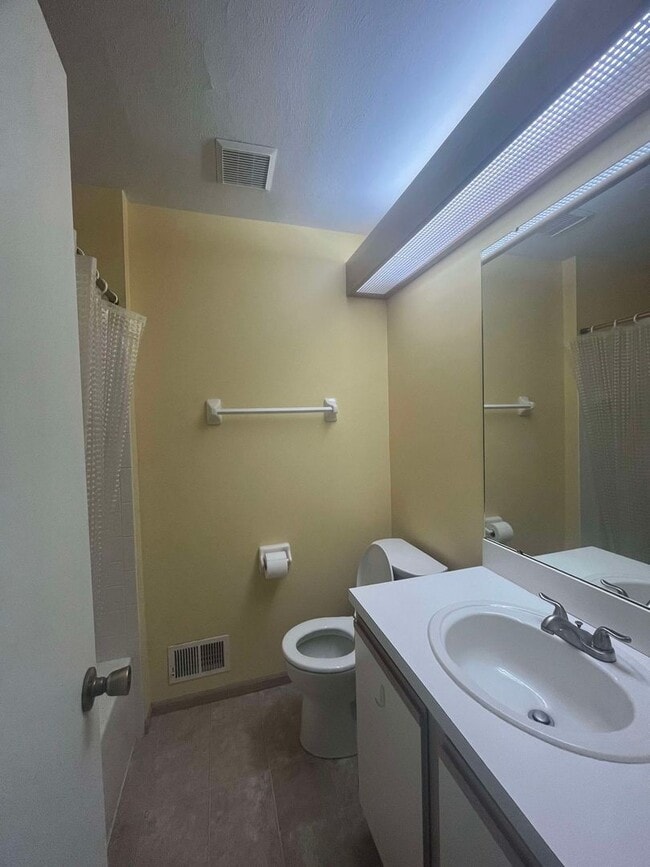 Building Photo - Updated and bright two bedroom condo