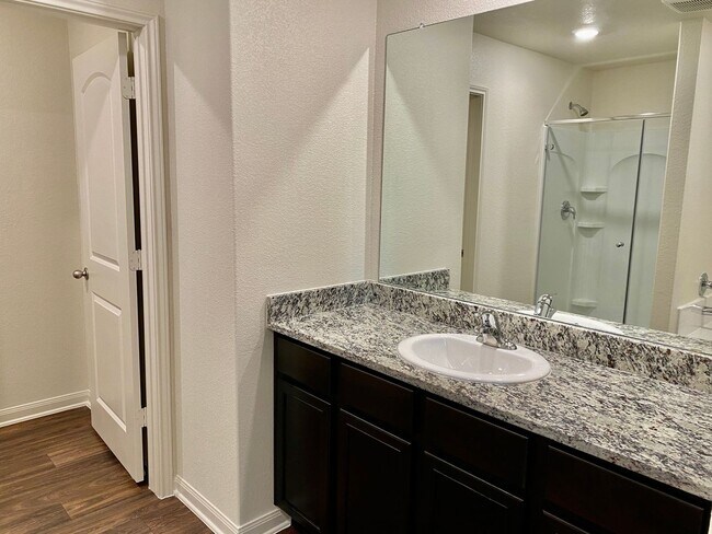 Building Photo - Experience Luxury Living: 4 Beds, 2.5 Bath...