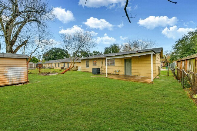 Building Photo - 5855 Beldart St