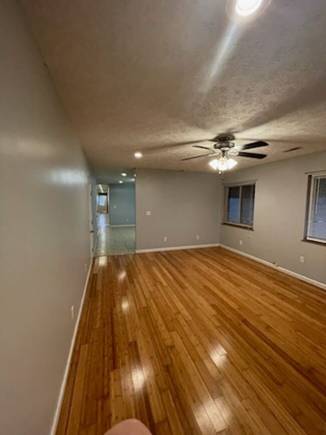 Building Photo - 721 6th Ave