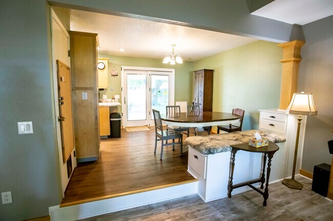 Dining Area with built in storage bench - 731 Garnet Ave