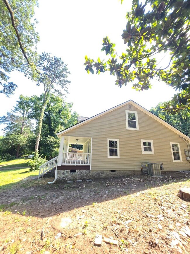 Building Photo - 3 Bedroom House: *Get $300 OFF your first ...